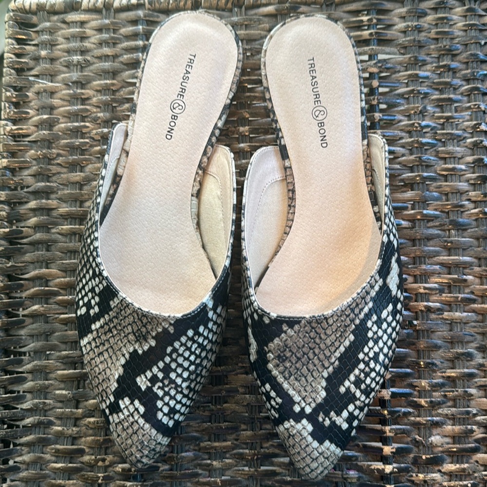 TREASURE & BOND women’s faux snake‎ skin slip on flat mule size 6